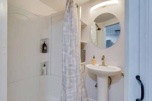 Ванна кімната в Cozy Irondequoit Home on Lake Ontario!