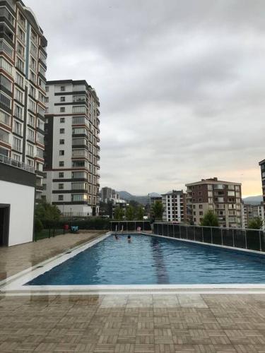 duży basen w mieście z wysokimi budynkami w obiekcie Ultra lüx Klimalı Daire w mieście Trabzon