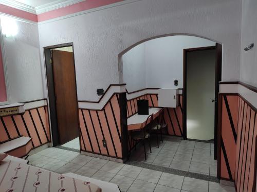 a room with a mirror and a table and chairs at Trevo de Cumbica in Guarulhos