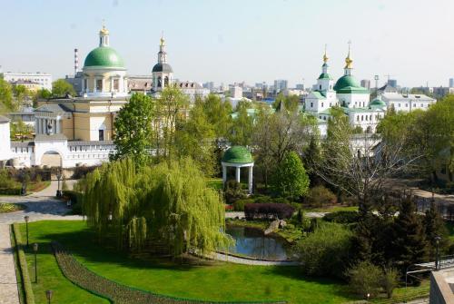 vistas a la ciudad desde el techo de un edificio en Danilovskaya Hotel en Moscú