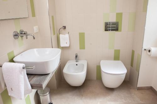 La salle de bains est pourvue de toilettes et d'un lavabo. dans l'établissement Candelieri19, à Modica