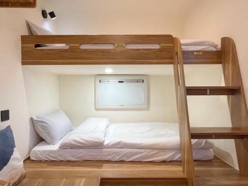 頭城的住宿－水旅居露營車，一间卧室设有两张双层床和一扇窗户。