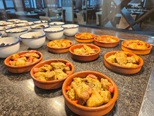 un gruppo di ciotole di cibo su un tavolo di Lloret Vibe Affiliated by FERGUS a Lloret de Mar