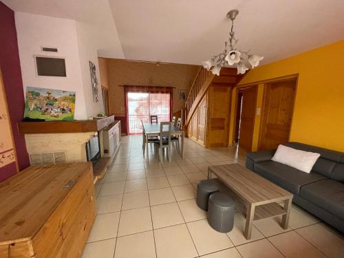 un salon avec un canapé et une table dans l'établissement Grand gite peyrau aubrac loup gévaudan lozère A75, à Aubigeyres
