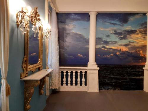 トリエステにあるAffittacamere Girasoleの海の景色を望む窓付きの客室です。