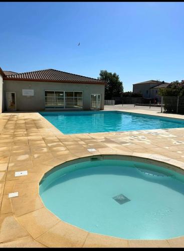 une grande piscine devant une maison dans l'établissement Jasse 632, à Gallargues-le-Montueux