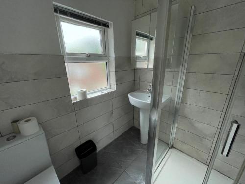 een badkamer met een douche, een toilet en een wastafel bij HUGE Apartment - 12min to City - FREE parking - Contractor Friendly - IRWELL STAYS in Manchester