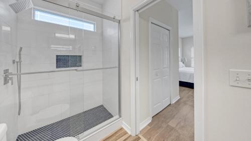 ein Bad mit einer Dusche und einer Glastür in der Unterkunft Stars Hollow Cottage - 3 bedrooms sleeps 10 in Santa Rosa Beach