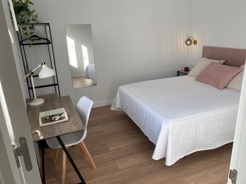 sypialnia z łóżkiem i stołem z lustrem w obiekcie Apartamento Loft Jerez Bulería w mieście Jerez de la Frontera