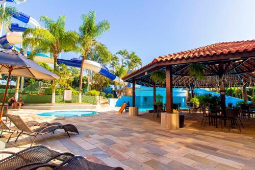 um resort com um parque aquático com escorrega em Hotel Vilage Inn Ribeirão Preto & Convenções em Ribeirão Preto