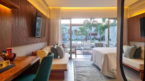 um quarto de hotel com uma cama, uma secretária e uma mesa em île de Pipa - Ma Plage Hotel em Pipa