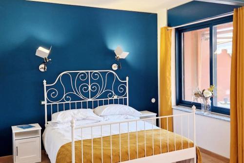 um quarto azul com uma cama e uma janela em Milano 3 Suite em Basiglio