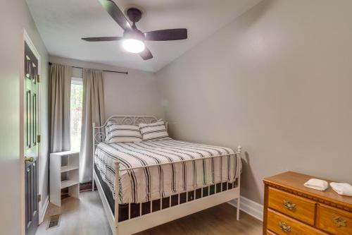 um quarto com uma cama e uma ventoinha de tecto em Spacious Massanutten Retreat with Hot Tub and Games em McGaheysville