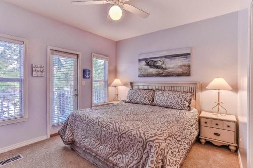 Voodi või voodid majutusasutuse Pops Place - COZY Cottage that is Close to the Beach toas