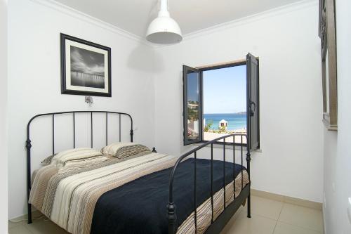 塞勒瑪的住宿－Casa Sereia Praia，一间卧室设有一张床,享有海景