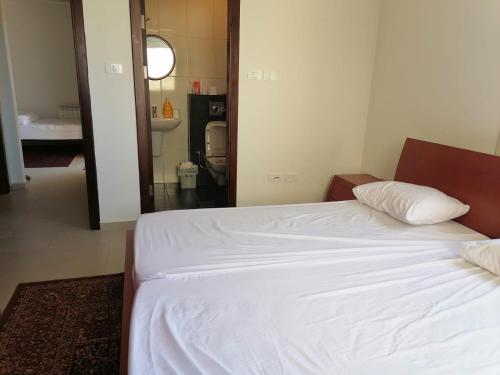 Łóżko lub łóżka w pokoju w obiekcie Rawabi appartment