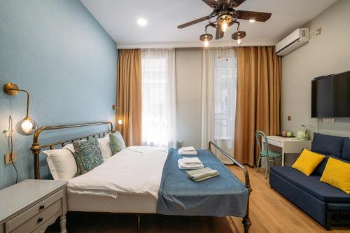 - une chambre avec un lit et un canapé dans l'établissement Apart Hotel Console, à Tbilissi