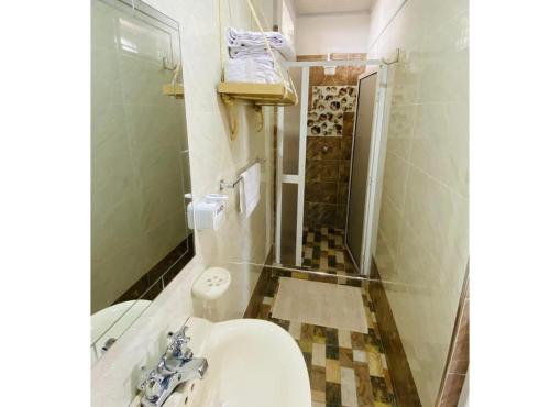 uma casa de banho com um lavatório, um WC e um chuveiro em Apartamento Familiar Buga - Basílica señor de los milagros em Buga
