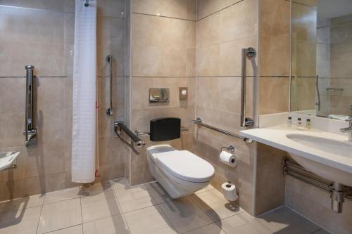 y baño con aseo y lavamanos. en Crewe Hall Hotel & Spa - Cheshire, en Crewe