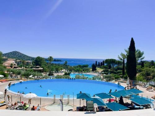 une grande piscine bleue avec des gens dedans dans l'établissement Cap Esterel/Cœur Village/RDJ, à Saint-Raphaël