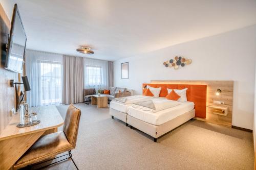 Pokój hotelowy z łóżkiem i biurkiem w obiekcie Hotel Schaider w mieście Ainring