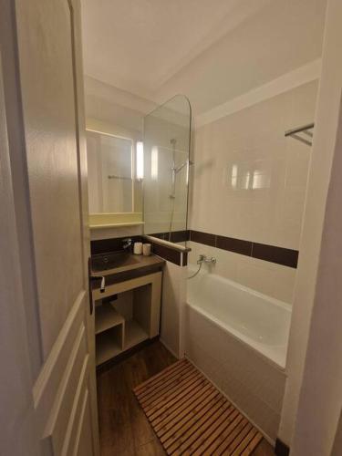 une salle de bain avec une douche, un lavabo et une baignoire dans l'établissement Cap Esterel/Cœur Village/RDJ, à Saint-Raphaël