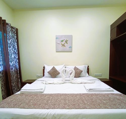 - une chambre dotée d'un grand lit avec des draps et des oreillers blancs dans l'établissement Kepler Stay By AT Hotel Collection, à Majorda