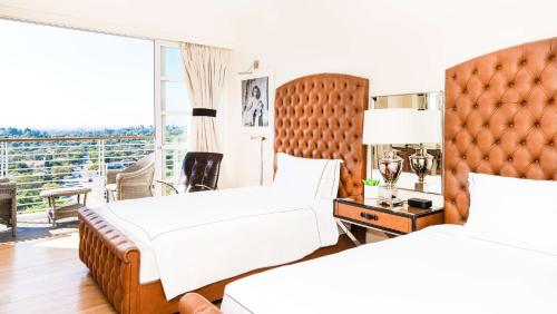Кровать или кровати в номере Cameo Beverly Hills
