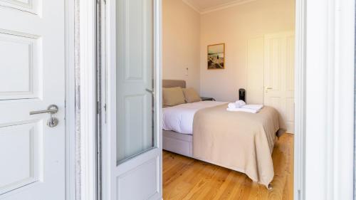 a bedroom with a bed in a room at Duque Flat - AC & Balcony by LovelyStay in Porto