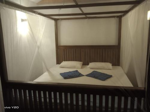 Una cama con dos almohadas encima. en Lovers Green Villa, en Matara