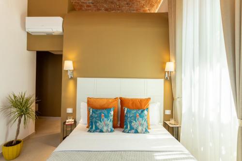 A bed or beds in a room at Magnini Rooms