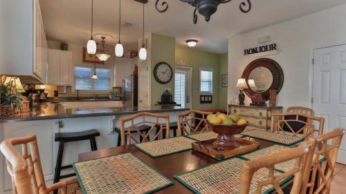 Aventon - Is a 3 bedroom home that is an easy walk to the beach with communal pool photo 6