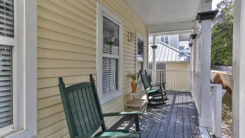 Aventon - Is a 3 bedroom home that is an easy walk to the beach with communal pool photo 12