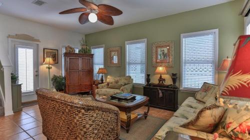 Aventon - Is a 3 bedroom home that is an easy walk to the beach with communal pool photo 13