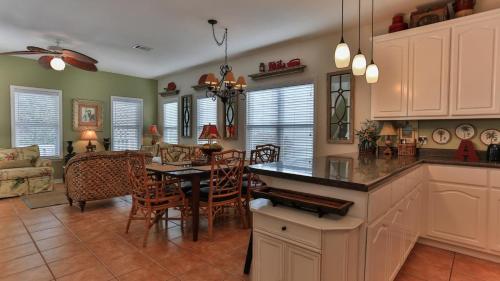 Aventon - Is a 3 bedroom home that is an easy walk to the beach with communal pool photo 14