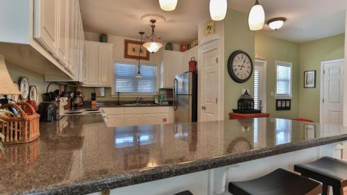 Aventon - Is a 3 bedroom home that is an easy walk to the beach with communal pool photo 15
