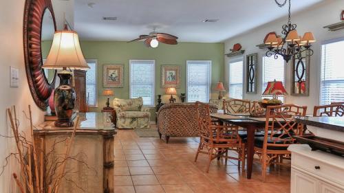 Aventon - Is a 3 bedroom home that is an easy walk to the beach with communal pool photo 16