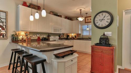 Aventon - Is a 3 bedroom home that is an easy walk to the beach with communal pool photo 17