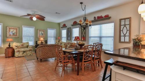 Aventon - Is a 3 bedroom home that is an easy walk to the beach with communal pool photo 18