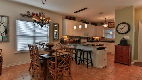 Aventon - Is a 3 bedroom home that is an easy walk to the beach with communal pool photo 19