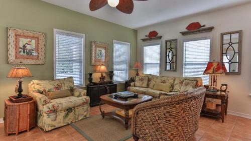 Aventon - Is a 3 bedroom home that is an easy walk to the beach with communal pool photo 20