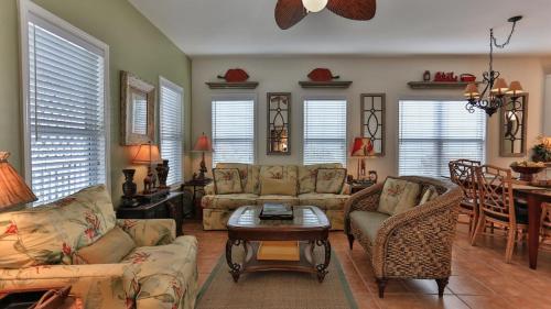 Aventon - Is a 3 bedroom home that is an easy walk to the beach with communal pool photo 22