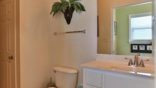 Aventon - Is a 3 bedroom home that is an easy walk to the beach with communal pool photo 9