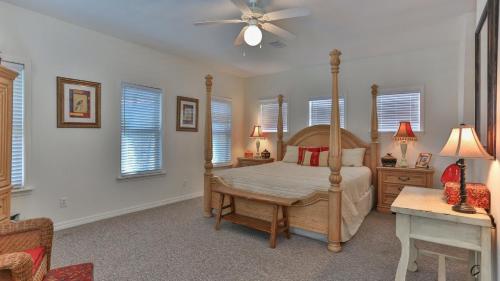 Aventon - Is a 3 bedroom home that is an easy walk to the beach with communal pool photo 3