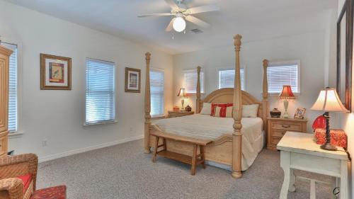 Aventon - Is a 3 bedroom home that is an easy walk to the beach with communal pool photo 23