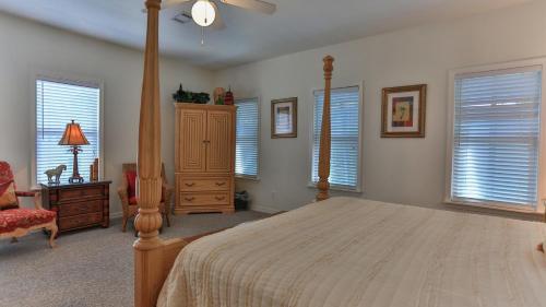 Aventon - Is a 3 bedroom home that is an easy walk to the beach with communal pool photo 24