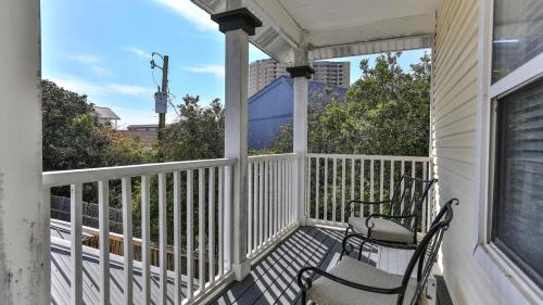 Aventon - Is a 3 bedroom home that is an easy walk to the beach with communal pool photo 25