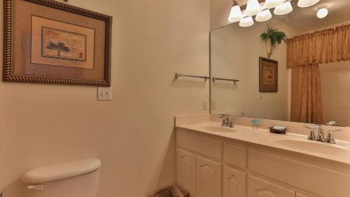 Aventon - Is a 3 bedroom home that is an easy walk to the beach with communal pool photo 26