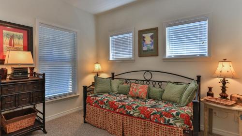 Aventon - Is a 3 bedroom home that is an easy walk to the beach with communal pool photo 8