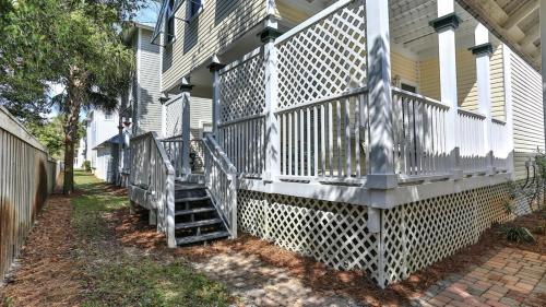 Aventon - Is a 3 bedroom home that is an easy walk to the beach with communal pool photo 31